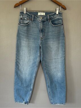 Abercrombie & Fitch The Mom High Rise Jeans Size 28 Light Wash Cropped Mom Jeans